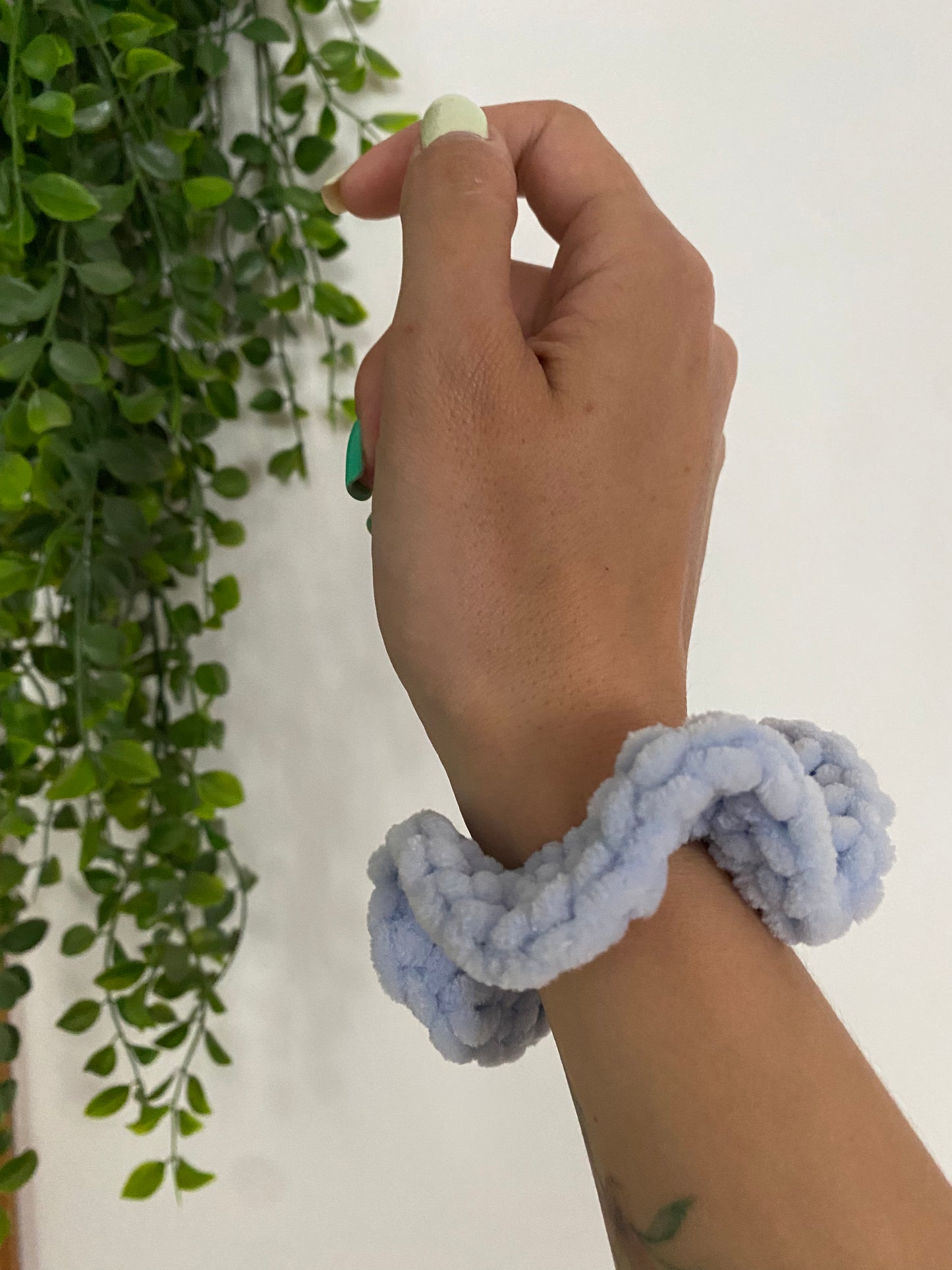 Scrunchie Francie Bleu ciel pailleté - Medium - chouchous faits main au crochet ✨